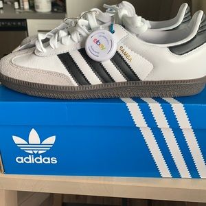 NWT white/black Adidas M/6 women’s size 7 gum sole
